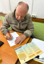 Первый житель деревни Ярославского округа подал заявку на выплату в размере 15 000 рублей за покраску фасада своего дома, расположенного вдоль дороги.