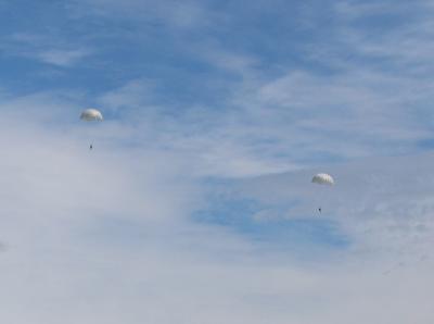 В Международный день защиты детей  члены Ярославской ЮНАРМИИ совершили парашютные прыжки.  