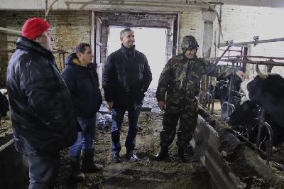 В рамках рабочей поездки в Туношенское поселение глава района Николай Золотников посетил фермерское хозяйство «Туношна».