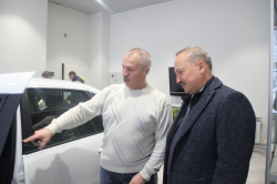 Отделение СФР по Ярославской области передало первый в этом году автомобиль LadaGranta жителю региона, который ранее пострадал на производстве
